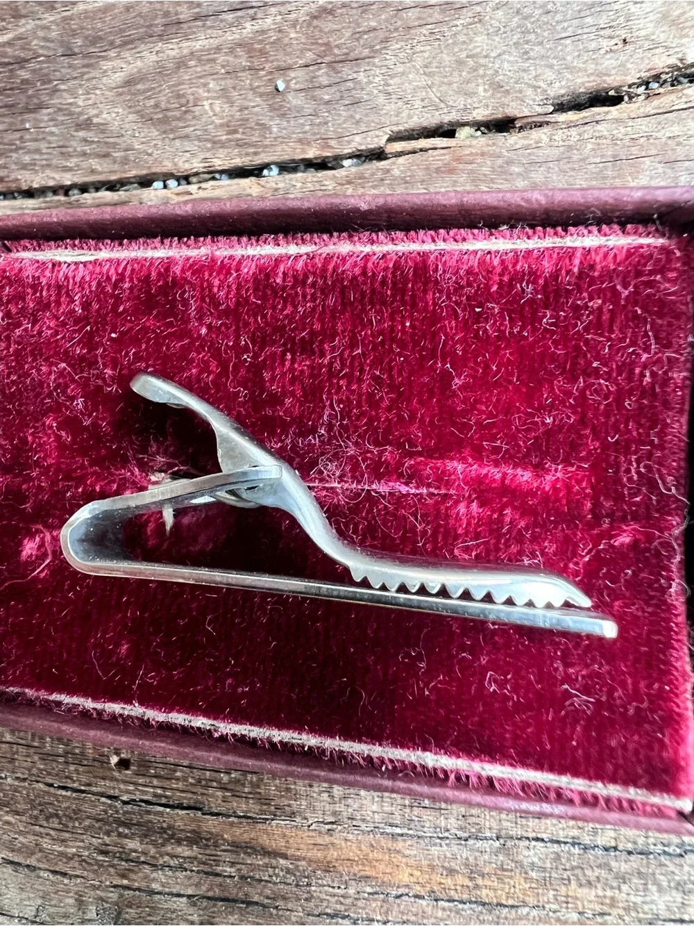 Silver-Tone Men's Tie Clip with Linear Detail
